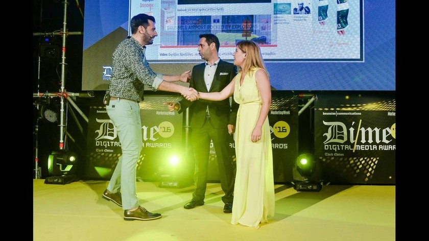O διευθυντής Ειδήσεων του CNN Greece Ανδρέας Παναγόπουλος και η ρεπόρτερ Νικόλ Παπάζογλου, παραλαμβάνουν το ασημένιο βραβείο στην κατηγορία Best Use of Multimedia Features