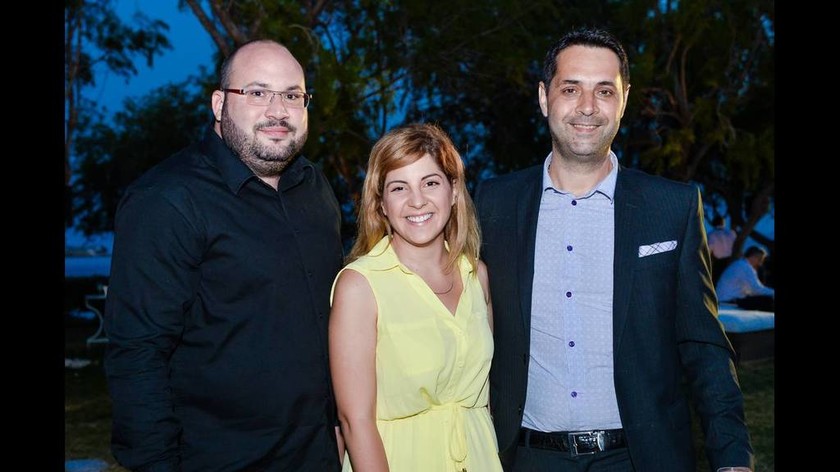 Ο διευθυντής Ειδήσεων του CNN Greece Ανδρέας Παναγόπουλος με τους ρεπόρτερ Νικόλ Παπάζογλου και Λευτέρη Σουχάιμπ, μετά τη βράβευσή τους