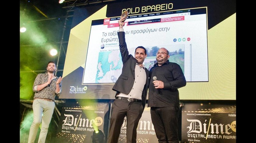Ο διευθυντής Ειδήσεων του CNN Greece Ανδρέας Παναγόπουλος και ο ρεπόρτερ Λευτέρης Σουχάιμπ πανηγυρίζουν για το χρυσό βραβείο στην κατηγορία Integrated Reporting