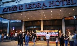 Έξω από το υπουργείο Εργασίας οι εργαζόμενοι του "Athens Ledra"