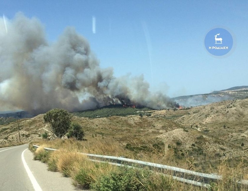 Ρόδος: Ανεξέλεγκτη φωτιά απειλεί το χωριό Απολακκιά ...