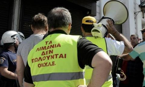 Αναστέλλουν τις κινητοποιήσεις τους οι εργαζόμενοι στα λιμάνια του Πειραιά και της Θεσσαλονίκης