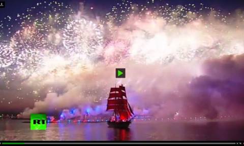 Viral video - Ρωσία: «Φωτιά» πήρε ο ουρανός της Αγίας Πετρούπολης από τα πυροτεχνήματα (Pics)