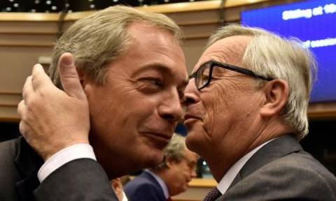 «Πυρ ομαδόν» κατά Φάρατζ στο Ευρωκοινοβούλιο - Το φιλί και οι φαρμακερές ατάκες του Γιούνκερ (vid)