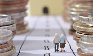 Έτσι «ληστεύουν» τους συνταξιούχους - Κόβουν μια επικουρική από όλους μέσα στο 2016