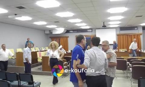Άγριος καβγάς στον δήμο Χαλκηδόνας- Διεκόπη το δημοτικό συμβούλιο (vid)