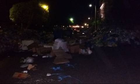 Απελπισία στην Κέρκυρα - Στους δρόμους οι κάτοικοι για τα σκουπίδια (pics)