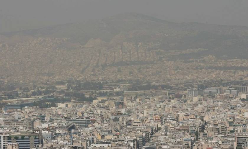 Αποπνικτική η ατμόσφαιρα στην Αθήνα - Στο «κόκκινο» οι τιμές όζοντος