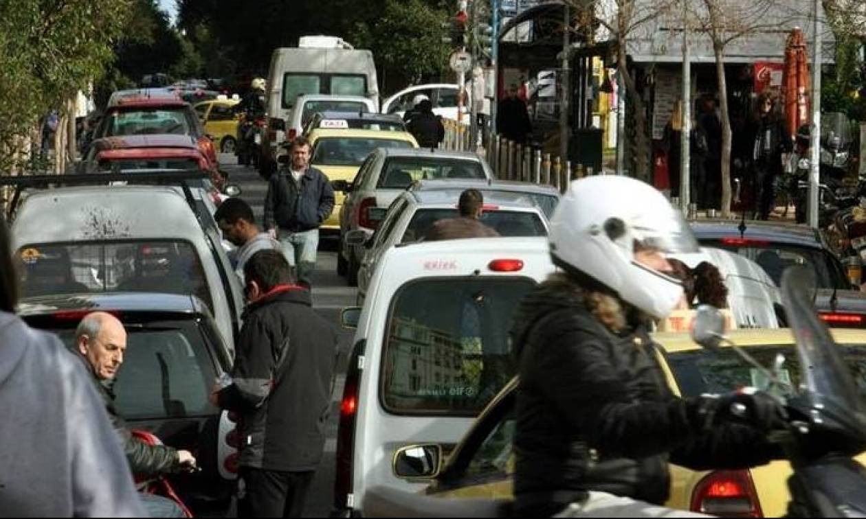 Ο Έλληνας οδηγός μιλά στο τηλέφωνο, βρίζει και τρέχει