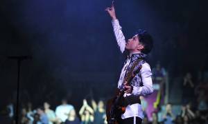 Τα τρελά ποσά στη δημοπρασία αντικειμένων του Prince! (pics+vid)