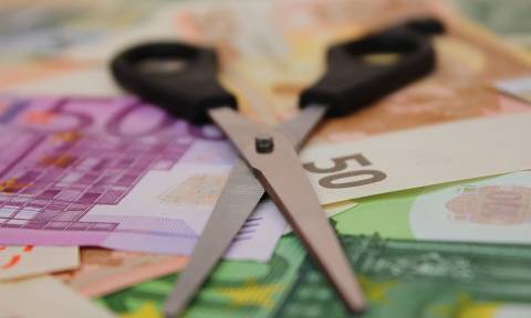 Ασφαλιστικές εισφορές: Στα 100 ευρώ του μισθού τα μισά τα παίρνει το κράτος