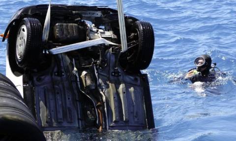 Παραλίγο τραγωδία στην Κόρινθο: Αυτοκίνητο έπεσε στη θάλασσα