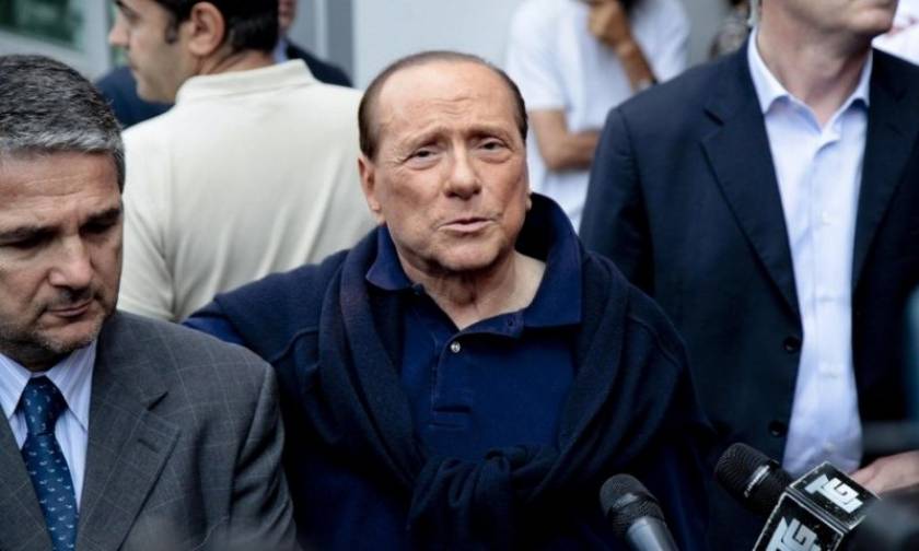 Ιταλία: Eμφανώς καταπονημένος o Σίλβιο Μπερλουσκόνι πήρε εξιτήριο από το νοσοκομείο (Pics &Vid)