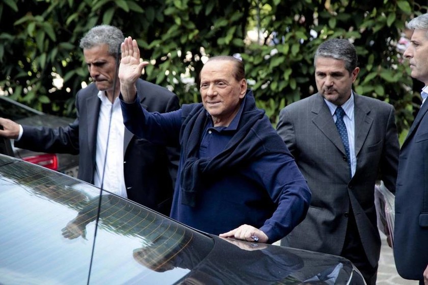 Ιταλία: Eμφανώς καταπονημένος o Σίλβιο Μπερλουσκόνι πήρε εξιτήριο από το νοσοκομείο (Pics)