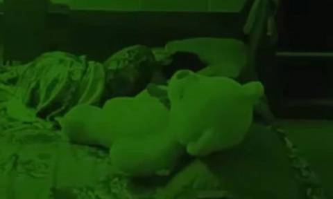 Το λούτρινο αρκουδάκι του Διαβόλου: Δείτε τι ανατριχιαστικό έκανε σε παιδάκι που κοιμόταν! (video)