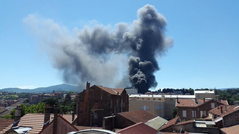 Έκτακτο: Δύο εκρήξεις συγκλόνισαν νοσοκομείο στη νότια Γαλλία – Μεγάλη πυρκαγιά (Pics & Vid)
