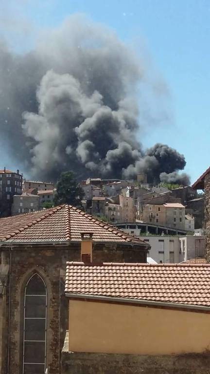 Έκτακτο: Δύο εκρήξεις συγκλόνισαν νοσοκομείο στη νότια Γαλλία – Μεγάλη πυρκαγιά (Pics & Vid)