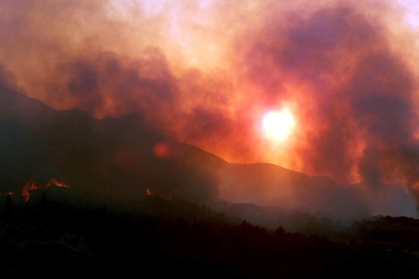Φωτιά Σάμος: «Καλύτερη η εικόνα» της πυρκαγιάς - Κάηκαν αρκετά στρέμματα δάσους