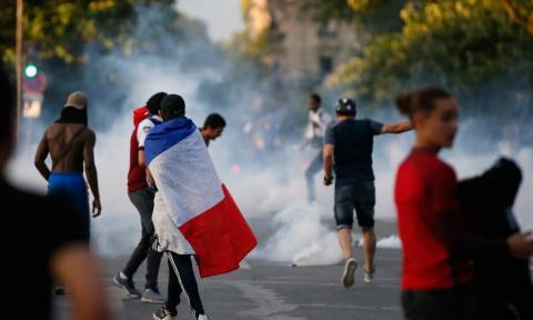 Τελικός Euro 2016: «Ματς» μεταξύ αστυνομικών και φιλάθλων με μπουκάλια και δακρυγόνα