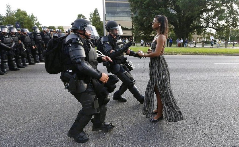 ΗΠΑ: Η φωτογραφία-σύμβολο των διαδηλώσεων κατά της αστυνομικής βίας