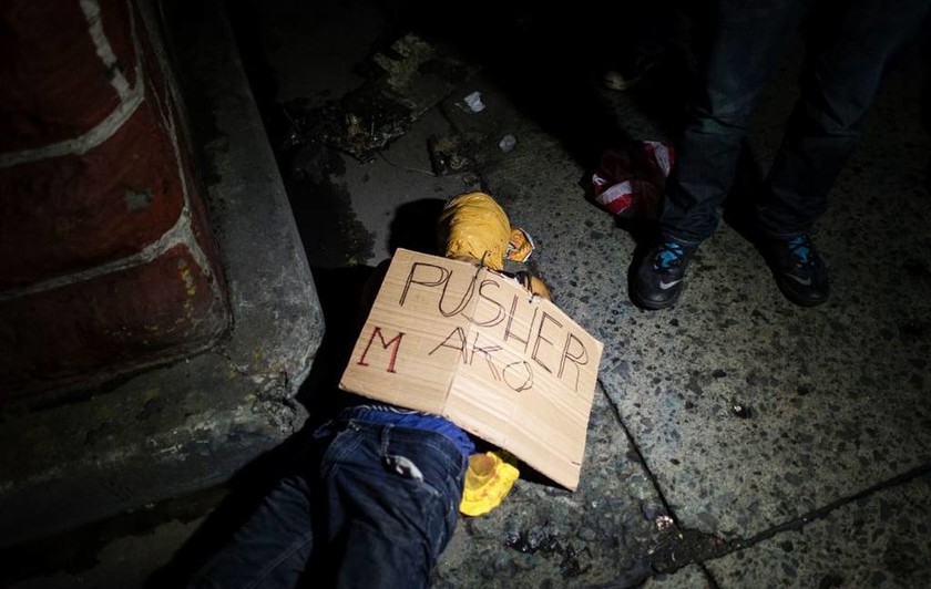 Σκληρές εικόνες: Πολίτες εκδικήθηκαν έμπορο ναρκωτικών βεβηλώνοντας το πτώμα του 