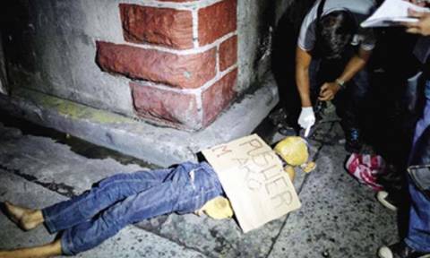 Σκληρές εικόνες: Πολίτες εκδικήθηκαν έμπορο ναρκωτικών βεβηλώνοντας το πτώμα του