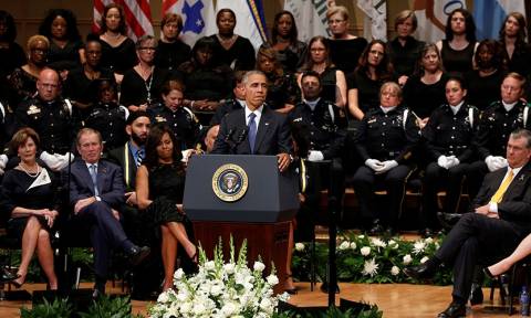Ντάλας-Ομπάμα: Θρηνούμε λιγότερους νεκρούς σήμερα εξαιτίας των γενναίων αστυνομικών (Pics & Vids)