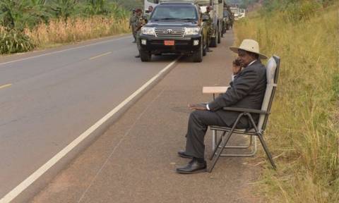 Απίστευτη εικόνα: Ο πρόεδρος της Ουγκάντα τηλεφωνεί και το Twitter παίρνει «φωτιά»