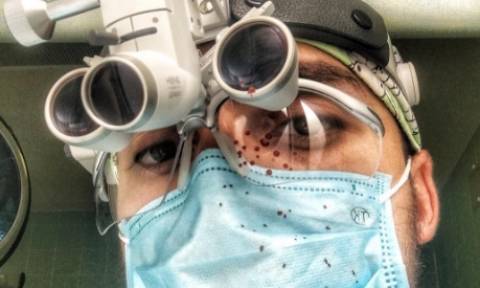 Θύελλα αντιδράσεων για τον πλαστικό χειρουργό που τραβάει selfies με τις γυμνές, ναρκωμένες ασθενείς