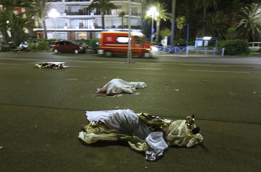 Συναγερμός στη Γαλλία: Νταλίκα εμβόλισε πλήθος στη Νίκαια - Τουλάχιστον 50 νεκροί