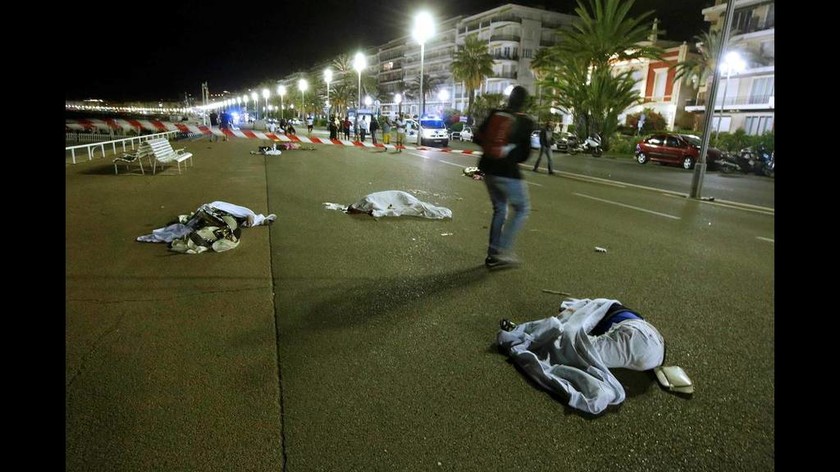 Γαλλία: Έτσι σκόρπισε το θάνατο στη Νίκαια ο τρομοκράτης (pics+vids)