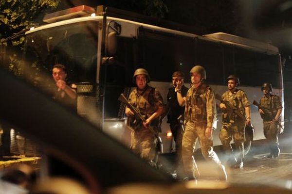 Turkish security officers detain Turkish