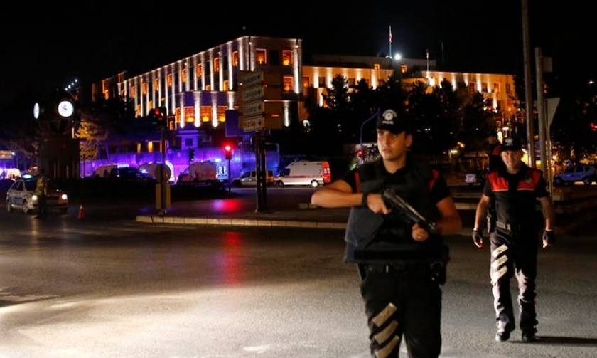 Πραξικόπημα Τουρκία: Σε ομηρία ο αρχηγός των Ενόπλων Δυνάμεων Χουλουσί Ακάρ