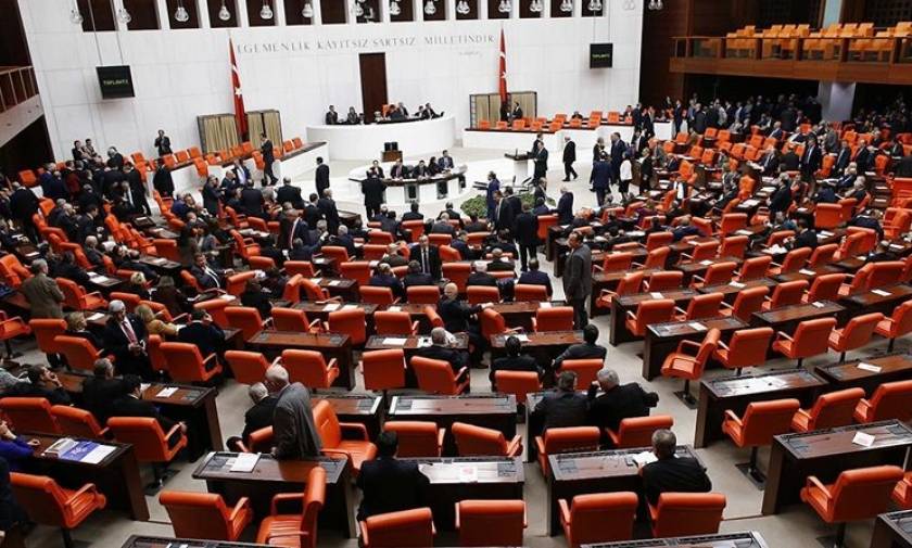 Πραξικόπημα Τουρκία: Πανικός στο Κοινοβούλιο – Βουλευτές έτρεχαν να σωθούν