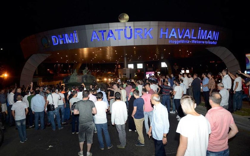 Live Blog: Απέτυχε το πραξικόπημα – Νύχτα χάους στην Τουρκία