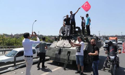 Πραξικόπημα τεσσάρων ωρών στην Τουρκία - Ο λαός νίκησε τα τανκς