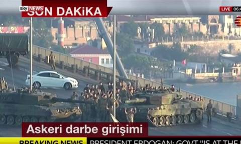 Πραξικόπημα Τουρκία - Απίστευτες εικόνες: Πολίτες «συλλαμβάνουν» στρατιώτες πραξικοπηματίες (video)