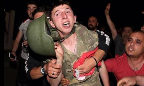 Πραξικόπημα Τουρκία: Πλήθος λιντσάρει στρατιώτες μετά την εισβολή στο CNN Turk (photo-video)