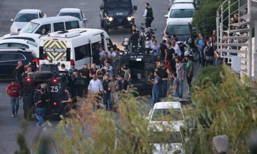 Πραξικόπημα Τουρκία: Σοκ! Το πλήθος αποκεφάλισε στρατιώτη που παραδόθηκε (Σκληρές φωτογραφίες)