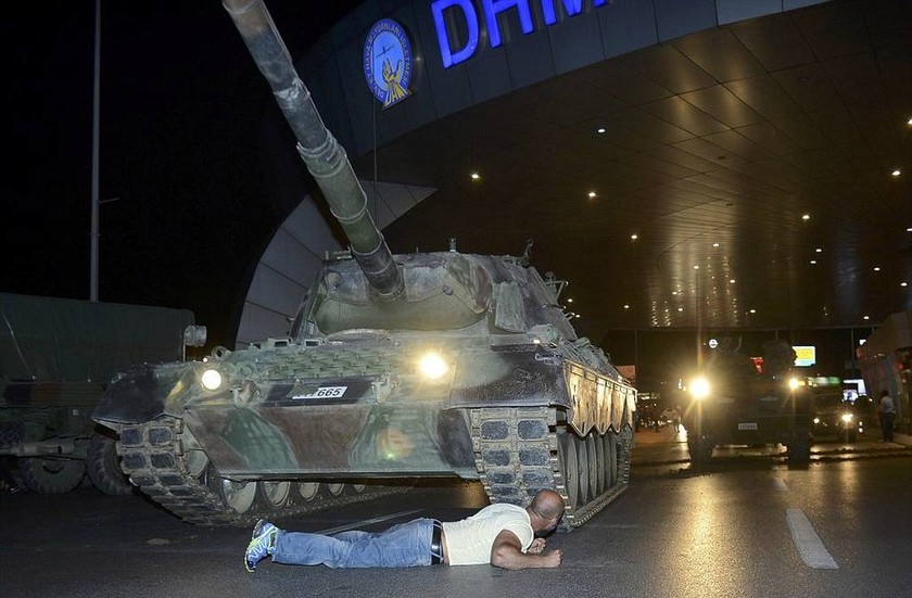Οι φωτογραφίες που σημάδεψαν το αποτυχημένο πραξικόπημα της Τουρκίας