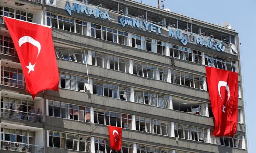 Τουρκία: Απαγορεύεται η έξοδος των δημοσίων υπαλλήλων από τη χώρα - Aνακαλούνται άδειες