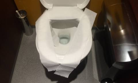 Προσοχή! Γι΄ αυτό δεν πρέπει να βάζετε ΠΟΤΕ πάνω στη λεκάνη της τουαλέτας χαρτί πριν κάτσετε