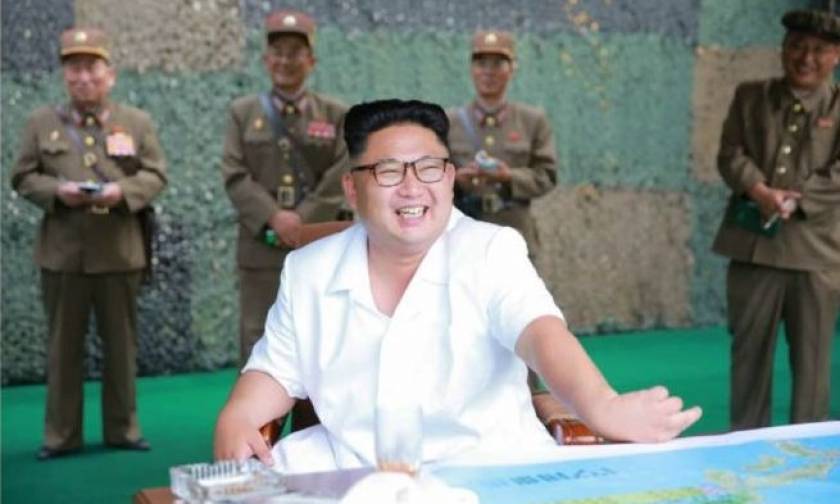 Βόρεια Κορέα: Ο Κιμ Γιονγκ Ουν ποζάρει με βαλλιστικούς πυραύλους για πρωτοσέλιδο (Pics)