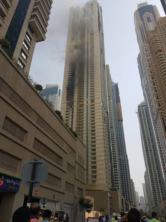 Μεγάλη φωτιά σε ουρανοξύστη στο Ντουμπάι (pics+vid)