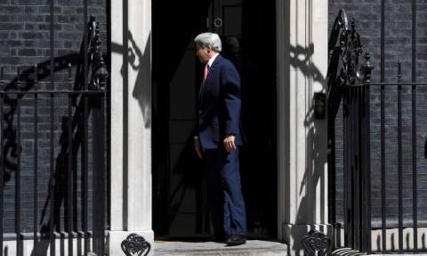 Βρετανία: Ο Τζον Κέρι «έφαγε πόρτα» στην Ντάουνινγκ Στριτ! (vid)