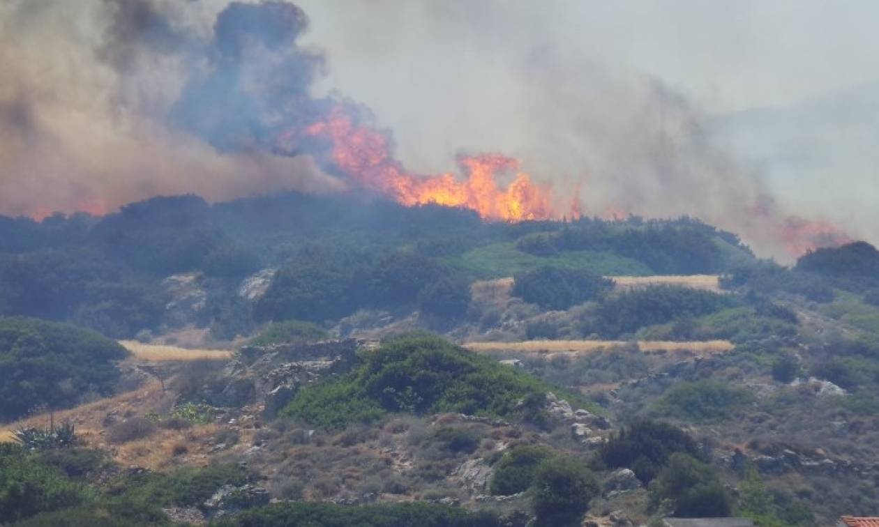 Ανεξέλεγκτη φωτιά στη Σύρο – Καίγονται σπίτια