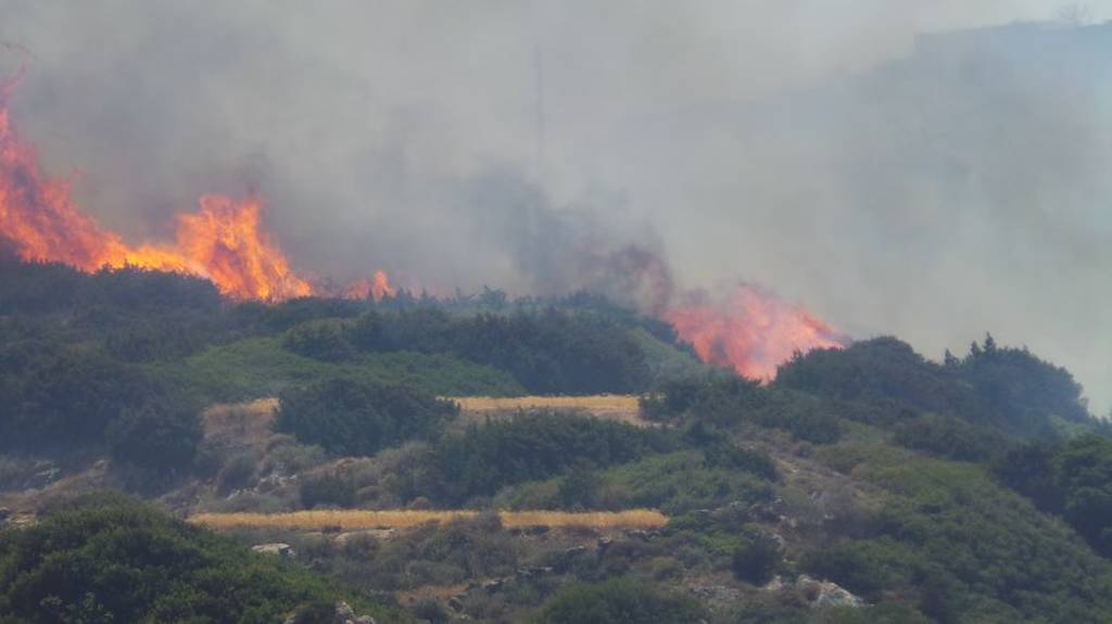 Ανεξέλεγκτη φωτιά στη Σύρο – Καίγονται σπίτια 