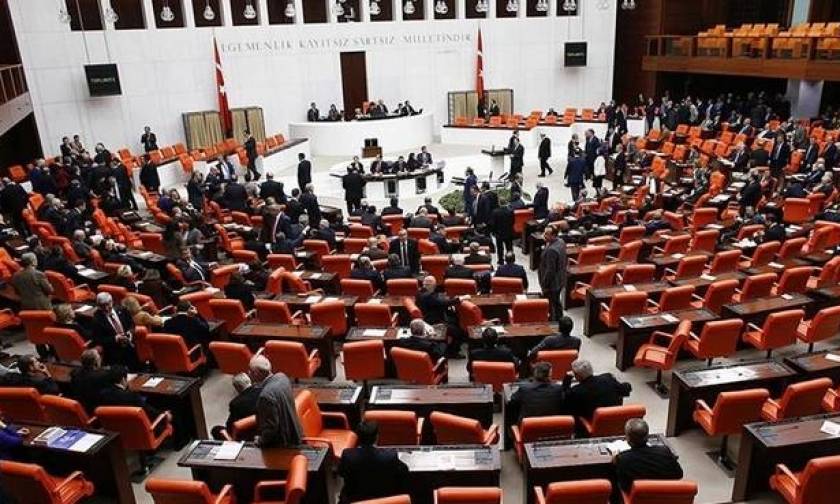 Τουρκία: Το κοινοβούλιο ενέκρινε και τυπικά την επιβολή κατάστασης εκτάκτου ανάγκης