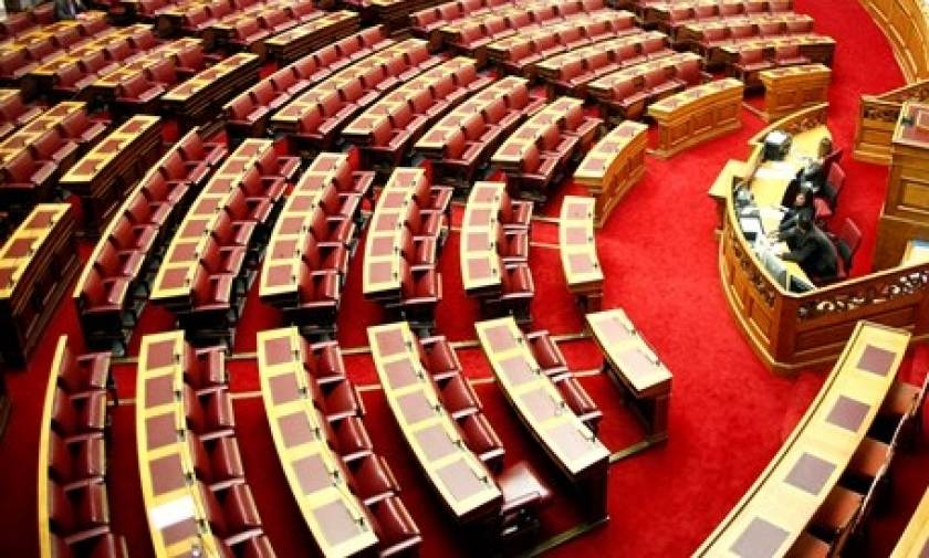 Εικόνες ντροπής στο Ελληνικό Κοινοβούλιο - Αυτοί... είναι οι βουλευτές μας!