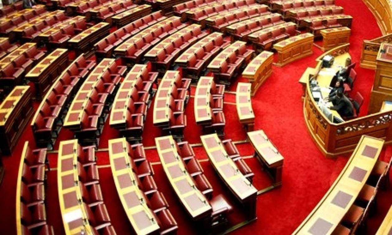 Εικόνες ντροπής στο Ελληνικό Κοινοβούλιο - Αυτοί... είναι οι βουλευτές μας! - Newsbomb